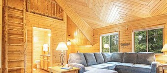  20 Minutes to West Yellowstone. A 2 block walk to the Henry Fork.