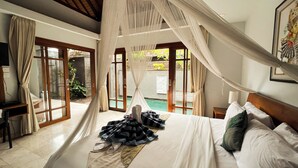 Villa, 1 camera da letto, lato piscina | 1 camera, una cassaforte in camera, una scrivania, ferro/asse da stiro