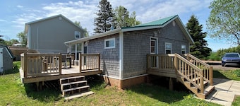 Cozy, pet-friendly cottage sleeps up to 5 guests