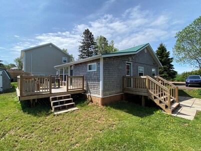 Cozy, pet-friendly cottage sleeps up to 5 guests