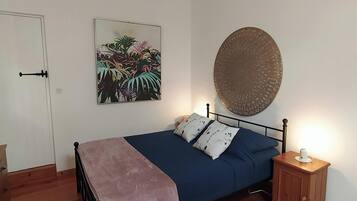 3 slaapkamers, een strijkplank/strijkijzer, wifi, beddengoed