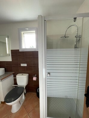 Douche, sĂšche-cheveux, serviettes fournies, savon