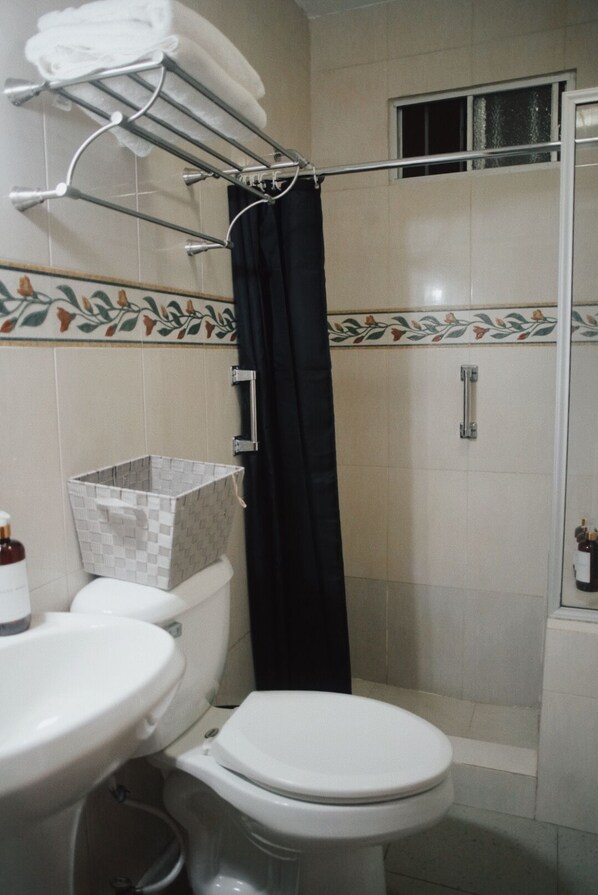 Sèche-cheveux, serviettes fournies, savon, papier toilette