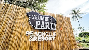 A sign for a 'Slumber Party' at a 'Beach Club & Resort'. - Slumber Party Koh Phangan Beach (Ko Pha-ngan)