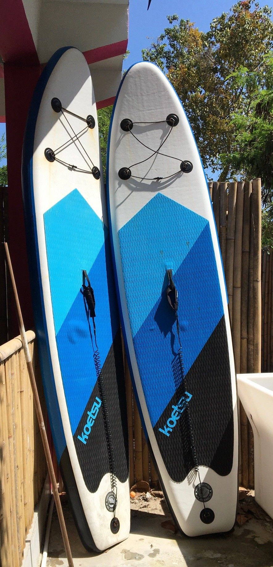 Due tavole per paddleboard appoggiate a una struttura.