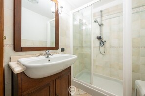 Douche, sèche-cheveux, bidet, serviettes fournies
