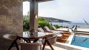 Executive Villa | Ruang tamu | 42 inci televisyen LED dengan satelit 