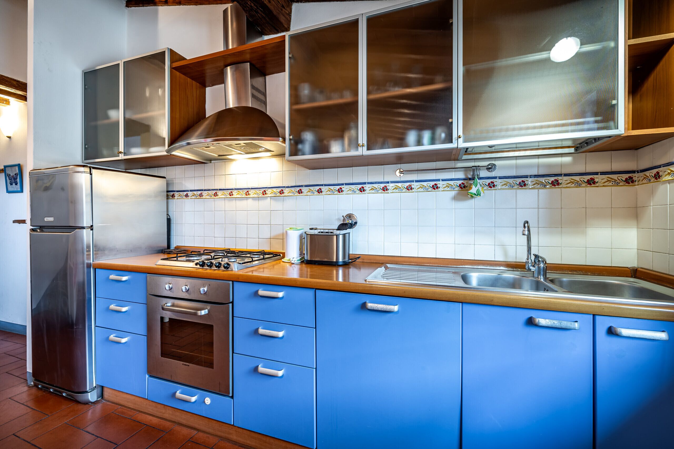 Frigorifero, microonde, forno, piano cottura