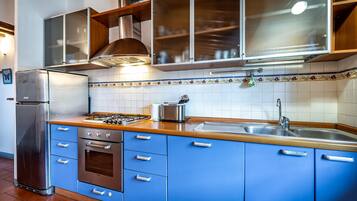 Frigorifero, microonde, forno, piano cottura