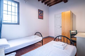 3 habitaciones, tabla de planchar con plancha y cuna de viaje 