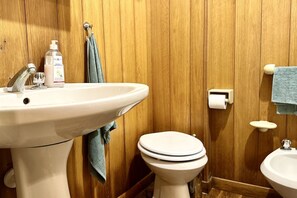 A bathroom with a wooden wall, a sink, a toilet, and a towel rack. - P031 - Porto Recanati, three-room apartment with terrace 100m from the sea (Porto Recanati)