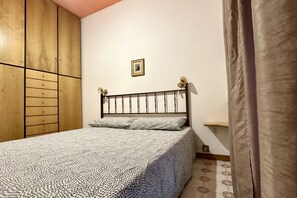 2 bedrooms, bed sheets