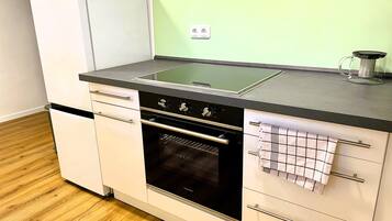 Kühlschrank, Ofen, Herdplatte, Geschirrspüler