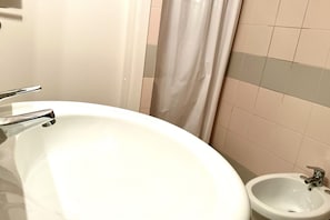 Shower, bidet, towels