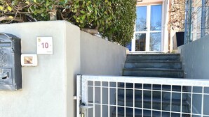 A gated entrance with a mailbox, a number sign, and a staircase leading to a building. - Palme 10 - Marcelli, two-room apartment with garden, Residence Le Palme (Marcelli)
