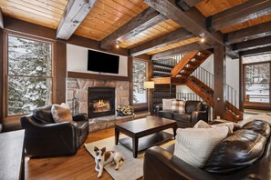 Smart TV, chimenea, videojuegos y tenis de mesa 