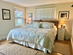 4 bedrooms, desk, iron/ironing board, free WiFi - Country Farmhouse, Old Vineyard, Central AC, 2 King beds. (West Tisbury)