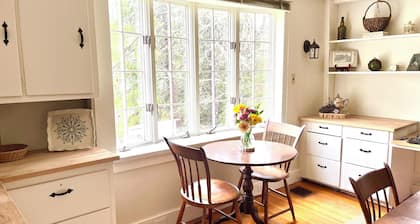 Country Farmhouse, Old Vineyard, Central AC, 2 King beds.