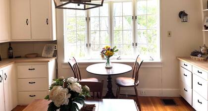 Country Farmhouse, Old Vineyard, Central AC, 2 King beds.