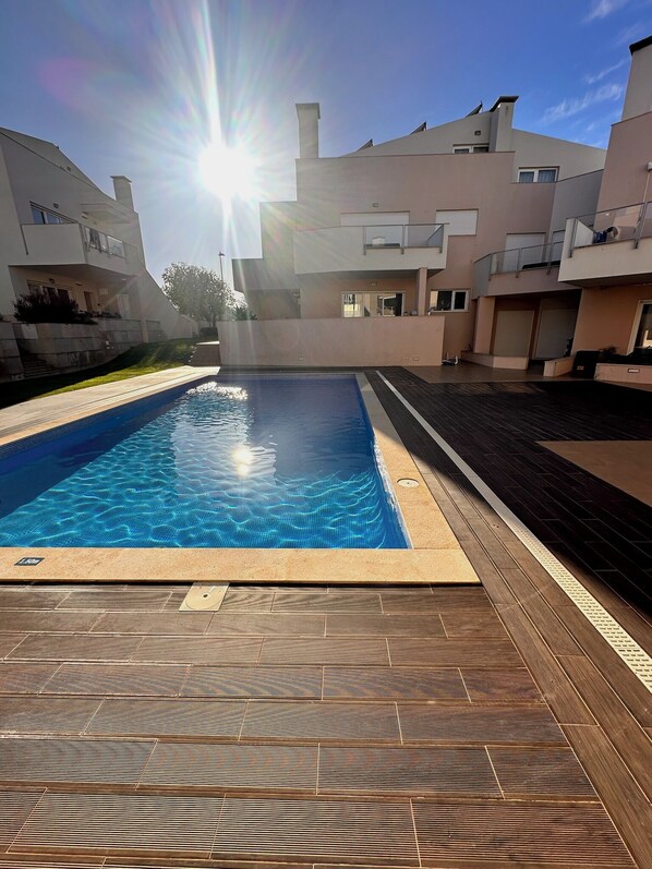 Una piscina al aire libre