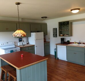 Mikrobølgeovn, ovn, kokeplater og oppvaskmaskin