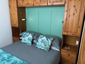 2 bedrooms, iron/ironing board, free WiFi, bed sheets - Sand Dune Dog Friendly Holiday Chalet close to the Beach, Bar/Restaurant on-site (Mablethorpe)