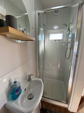 Dusche, Haartrockner, Handtücher, Seife