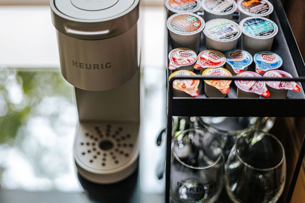Una cafetera Keurig y una bandeja de cápsulas de café.