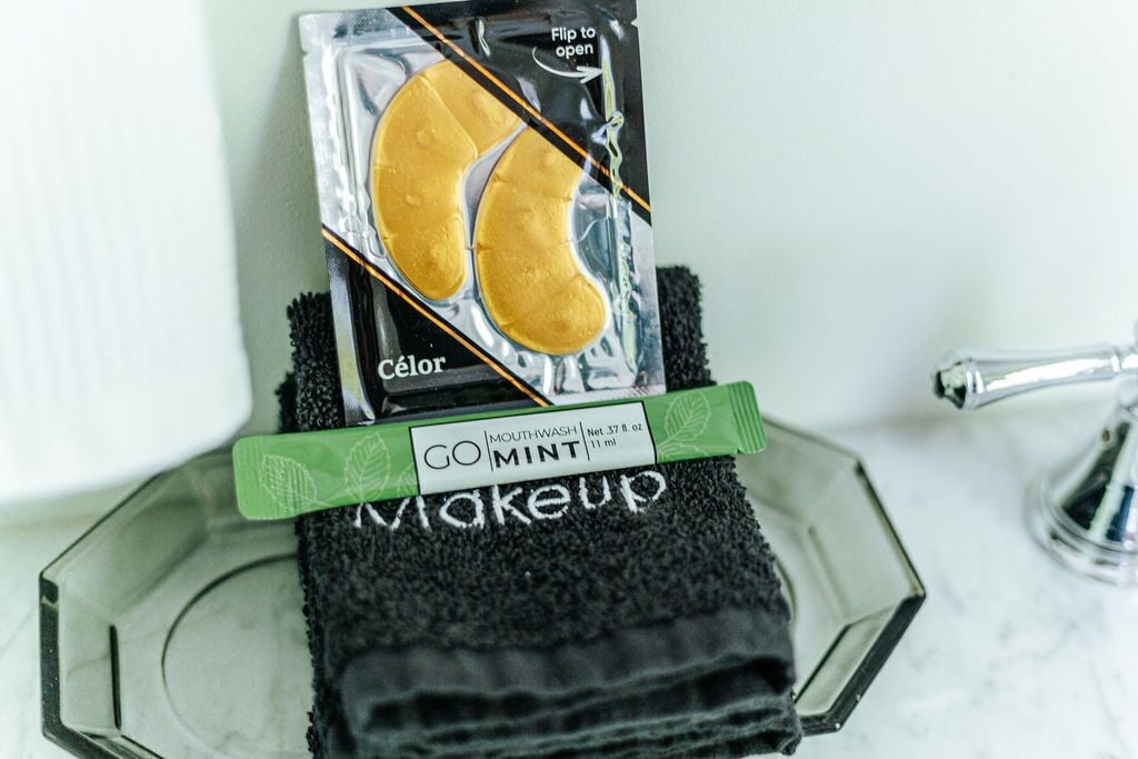 Eine Packung Célor Mundspülung und ein schwarzer Make-up Schwamm auf einer Glasablage.