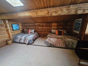 3 bedrooms, desk, WiFi, bed sheets