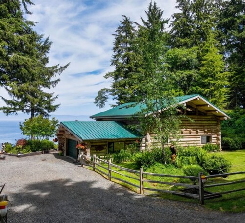 Waterfront, secluded beach. Breathtaking views, Spacious Log Home. Pet friendly.