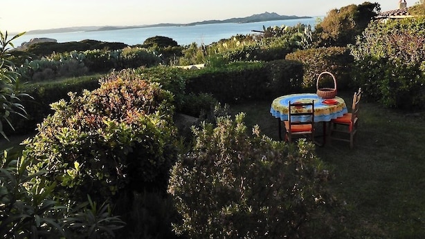 Outdoor dining - Exclusive Sea View Escape in Baja Sardinia (Baja Sardinia)