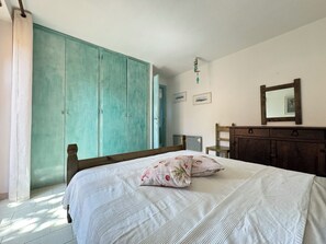 1 Schlafzimmer, Schreibtisch, Bettwäsche