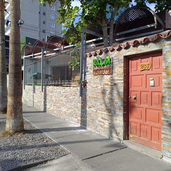 Front of property - Palm Hostal (Iquique)