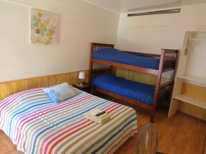 Standard Triple Room | Free WiFi, bed sheets - Palm Hostal (Iquique)