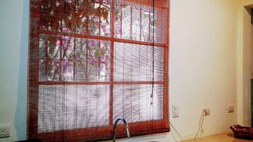 Réfrigérateur, plaque de cuisson, cafetiÚre/bouilloire, grille-pain