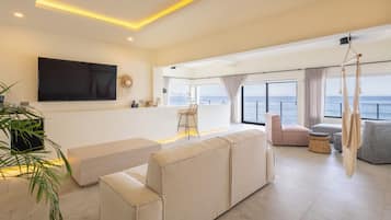 Deluxe Suite | 1 bedroom, free minibar, in-room safe, iron/ironing board