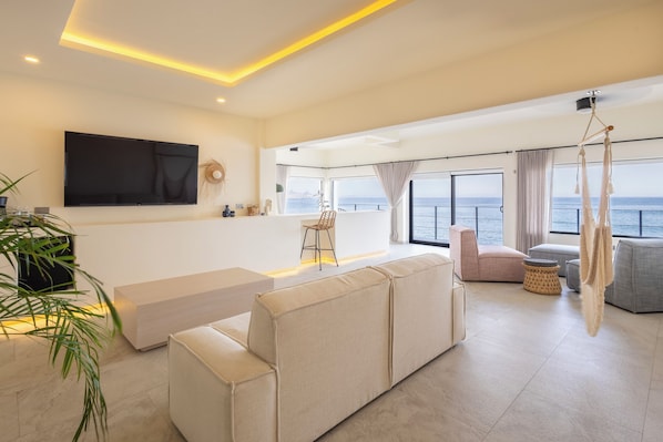 Deluxe Suite | 1 bedroom, free minibar, in-room safe, iron/ironing board