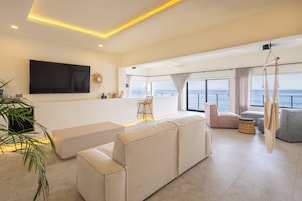 Deluxe Suite | 1 bedroom, free minibar, in-room safe, iron/ironing board