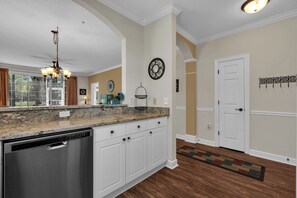 冷蔵庫、電子レンジ、オーブン、コンロ