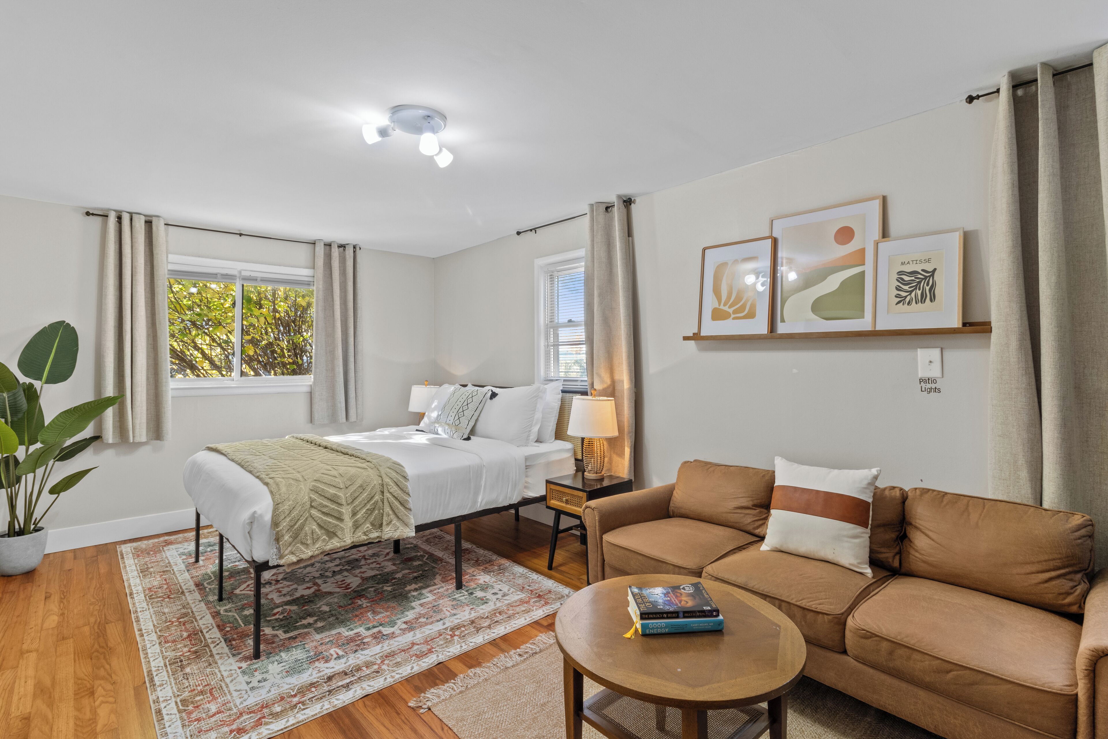 4 bedrooms, iron/ironing board, WiFi, bed sheets