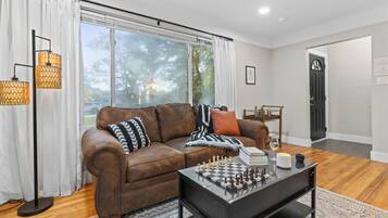 Een smart-tv, een open haard en tafelvoetbal