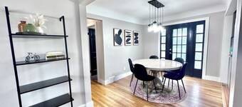 Stylish, Spacious, 4 TV's, Game Room w/ Bar and Lounge Area