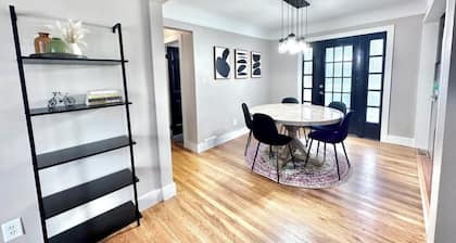 Stylish, Spacious, 4 TV's, Game Room w/ Bar and Lounge Area