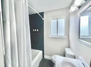Een douche, een haardroger, handdoeken, zeep