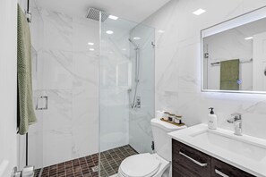 Hair dryer, bidet, towels, soap - Miami Luxury Home! Next to Miami airport & beach. (Miami)