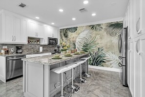 Fridge, microwave, oven, stovetop - Miami Luxury Home! Next to Miami airport & beach. (Miami)