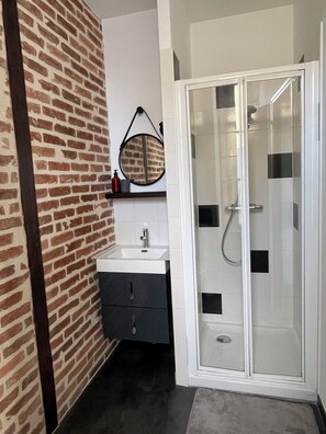 Hair dryer, towels, soap, toilet paper - La Charmante- Centre Historique (Bourges)