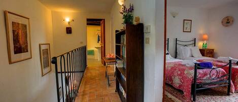 4 slaapkamers, een strijkplank/strijkijzer, gratis wifi, beddengoed