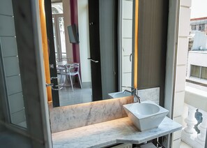 Standard-Doppelzimmer, 1 King-Bett | Badezimmer | Dusche, Haartrockner, Handtücher
